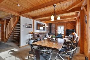 The Vermont Cabin - Large Home Sleeps 20 - Hot tub, views and location close to ski resort!
