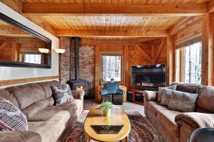 The Vermont Cabin - Large Home Sleeps 20 - Hot tub, views and location close to ski resort!