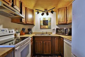 The Vermont Cabin - Large Home Sleeps 20 - Hot tub, views and location close to ski resort!