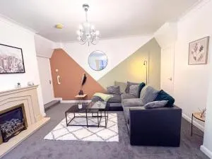 Huge Home Perfect for Working Away, 5 x Bedrooms, Free Parking - Kirkstall