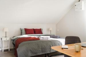 Guestly Homes - Charming 3BR House, 2 Full Baths Near City