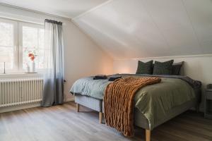 Guestly Homes - Charming 3BR House, 2 Full Baths Near City