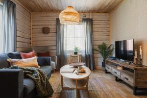 Guestly Homes - Charming 3BR House, 2 Full Baths Near City