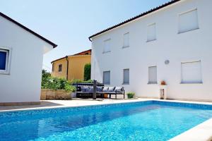 Ferienwohnung mit privatem Pool in Vinkuran