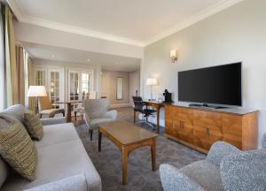 One-Bedroom Corner King Suite with Sofa Bed room in Birmingham Marriott Hotel