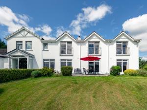 Large 5 bedroom home to sleep 10 people with wonderful sea views