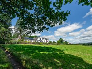 Large 5 bedroom home to sleep 10 people with wonderful sea views