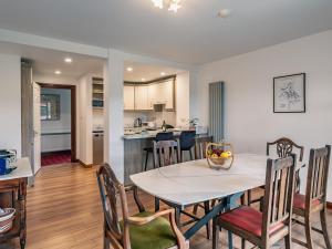 Large 5 bedroom home to sleep 10 people with wonderful sea views