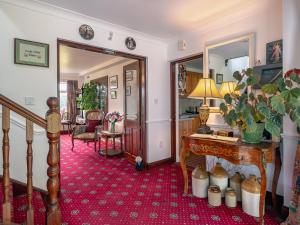 Large 5 bedroom home to sleep 10 people with wonderful sea views