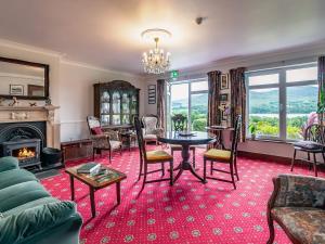 Large 5 bedroom home to sleep 10 people with wonderful sea views