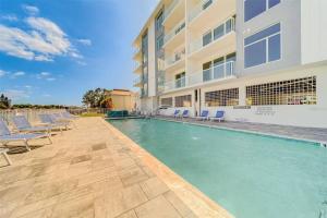 Luxury Waterfront Penthouse with Amenities and Services