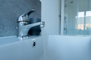 Appartements CitizenHouse Anzin - 4 Studios - 15 a 36m2 - Jardin - Terrasse - Acces autonome - WiFi - Netflix : Appartement 1 Chambre
