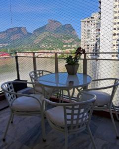 Quarto e banheiro privativos na Barra