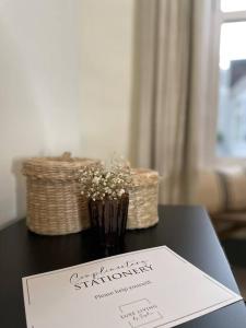 NEW LUXURY for 2024 - Central Plymouth House - Sleeps 10 - Access to Plymouth Town - Close to The Barbican - Pets welcome - Parking Available - By Luxe Living by Sophia