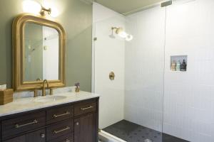 The Nicholas Veranda King Suite- 1 Block to King