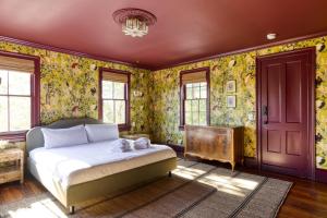 The Nicholas Georges King Suite- Walk to King