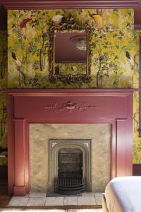 The Nicholas Georges King Suite- Walk to King