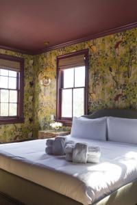 The Nicholas Georges King Suite- Walk to King