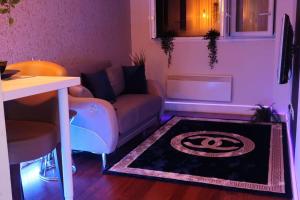 Cosy City Centre Apartment with Parking