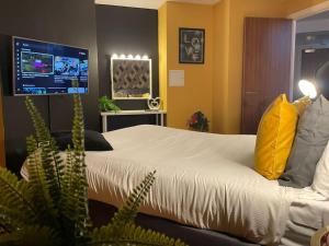 Cosy City Centre Apartment with Parking