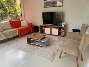 Casa vista mar com piscina e perto das praias e centro