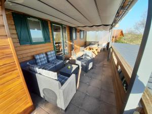 Chalets location type gite, chambre d-hote, meuble de tourisme dans joli petit chalet typique et ou jolie roulotte type boheme : photos des chambres
