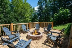 Blue Line Vista - Private Cabin Ellijay GA - Hot Tub, Game Room, Fire Pit, Private Balcony, Outdoor Dining - Ellijay, GA - Crandall