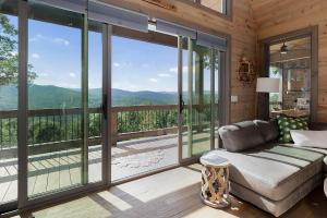 Elevated Escape - Luxurious Mountain Views - Hot Tub, Game Room, Fire Pit, Full Mountain Views - Escape to Luxury North Georgia