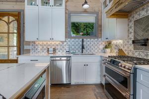 Elevated Escape - Luxurious Mountain Views - Hot Tub, Game Room, Fire Pit, Full Mountain Views - Escape to Luxury North Georgia