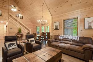 BeauJax Cabin - Pet friendly, hot tub, game room, fireplaces, outdoor fire pit, gas grill - Blue Ridge, GA