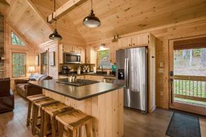 BeauJax Cabin - Pet friendly, hot tub, game room, fireplaces, outdoor fire pit, gas grill - Blue Ridge, GA