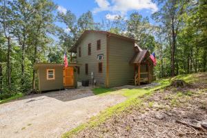 BeauJax Cabin - Pet friendly, hot tub, game room, fireplaces, outdoor fire pit, gas grill - Blue Ridge, GA