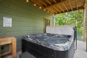 BeauJax Cabin - Pet friendly, hot tub, game room, fireplaces, outdoor fire pit, gas grill - Blue Ridge, GA