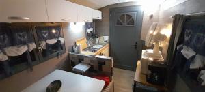 Chalets location type gite, chambre d-hote, meuble de tourisme dans joli petit chalet typique et ou jolie roulotte type boheme : photos des chambres