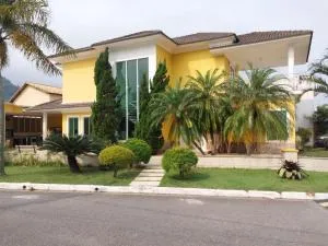 Casa em condomínio com Praia Reservada - 曼加拉蒂巴