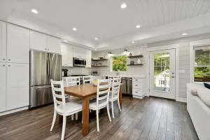 Large In-Ground Heated Pool - Two-Tiered Deck - Built-In Brick FirePit - New Home -Separate Coach House - 德拉文