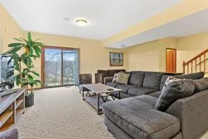 Twin Lakes Dog Friendly Home - Balcony - Short Drive to Alpine and Wilmot Ski Resorts - Richmond