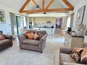 Beautiful Views Historic 16th Cent Barn Conversion Pass the Keys - Highley