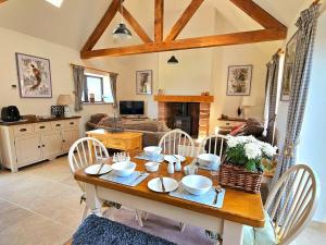 Beautiful Views Historic 16th Cent Barn Conversion - Pass the Keys