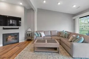 Renovated Abbey Villa Getaway - Patio - Pool View - Short Walk to the Water - Gas Fireplace - King Master - 德拉文