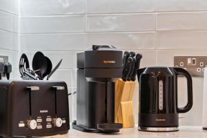 Shanti Suite - 2BED 2BATH City Centre - WIFI - Netflix- Parking- Modern- Perfect for Family, Contractors, Leisure, Business by Shanti Nights