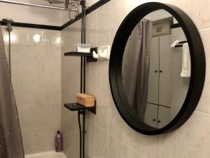 Industrial Design Bungalow – 2 min to Center, Wifi