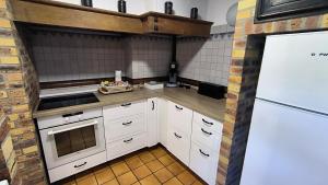 Le Doux Rivage, proche de Charleville, jardin et accès à la voie verte