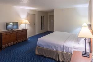 King Room - Non-Smoking room in Cottonwood Suites Savannah Hotel & Conference Center