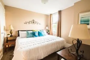 Broad Street Suite 1 - Parking Available - Downtown - Walkable - Above Restaurant - King and Queen Bedroom - Burlington