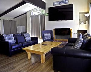 Remodeled 6 Bedroom Chalet Hot Tub Near Village