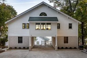 Brand New Custom Built Home On Lake Delevan - 德拉文