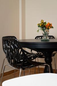 Vintage and Spacious 3BA next to Athens ancient city center