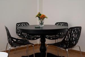 Vintage and Spacious 3BA next to Athens ancient city center