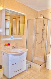 Große Ferienwohnung in Ferienanlage mit Pool, Sauna & Hallenbad Skipiste in der Nähe